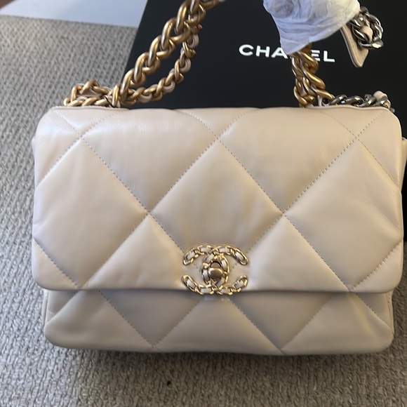 Chanel 19 Medium/Large - Picture 3 of 7